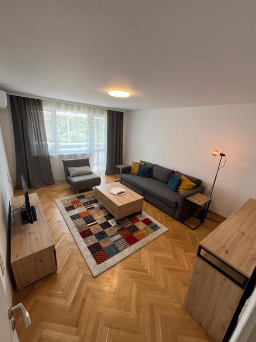 2x Bedroom, 2x WC, Free Parking, 4x Balcony, Central Top Location, SUNNY Bijou Flat