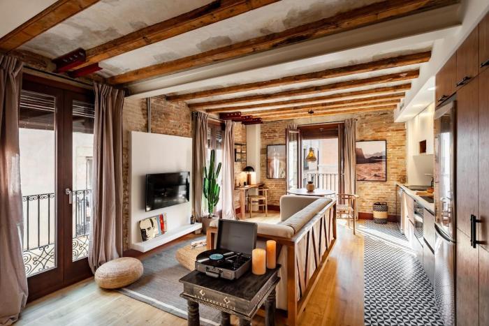 Shan - 1 bedroom and balcony in El Born