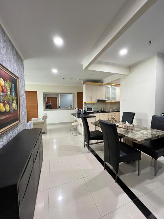 Spacious living room Hamptons Park Apartment