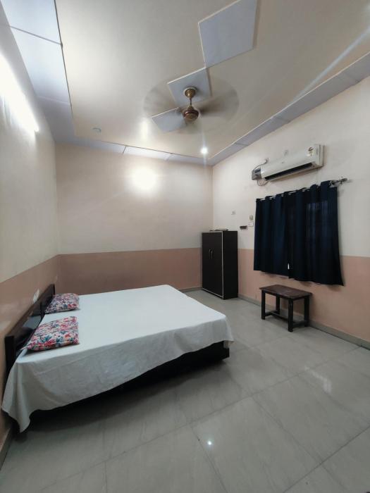 Shri Girraj Guest House