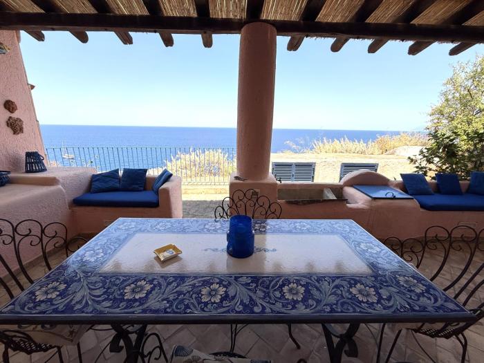 Casa Ajo e Didy, panorama sul mare a Malfa