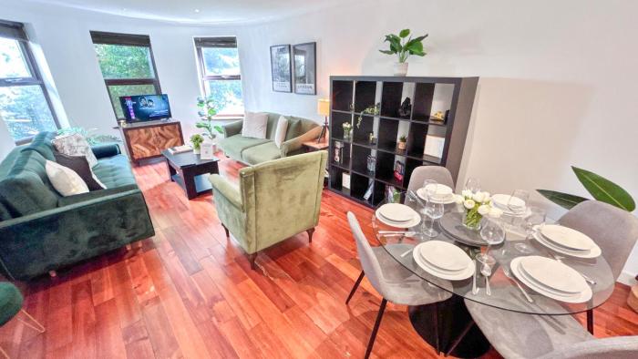 NEW 4-Bed 3-Bath Crouch End Home with Balcony and FREE Parking near Alexandra Palace , Highgate by NourNest Apartments