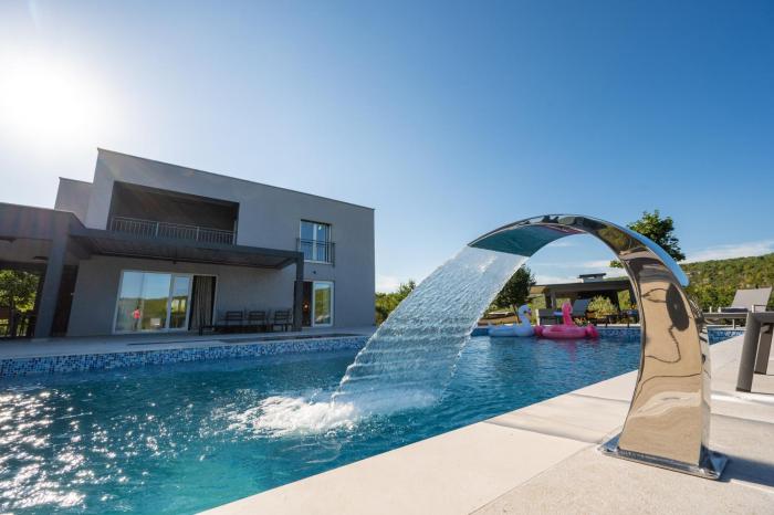 Villa River Rose with pool and jacuzzi, near the river beach