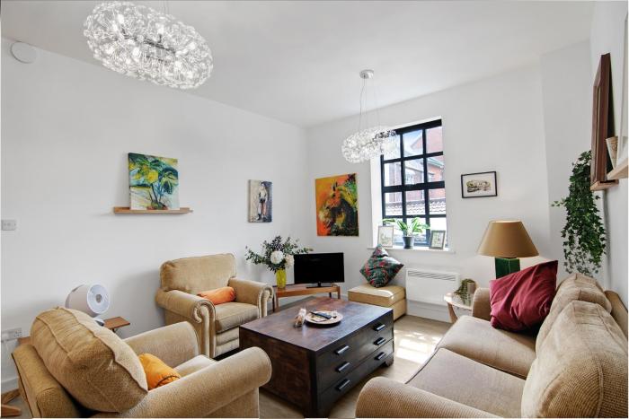 Stylish 2-bed Flat Art & Comfort In City Centre