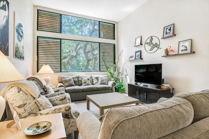 Beautifully updated condo in Amelia Island Plantation with balcony & pool