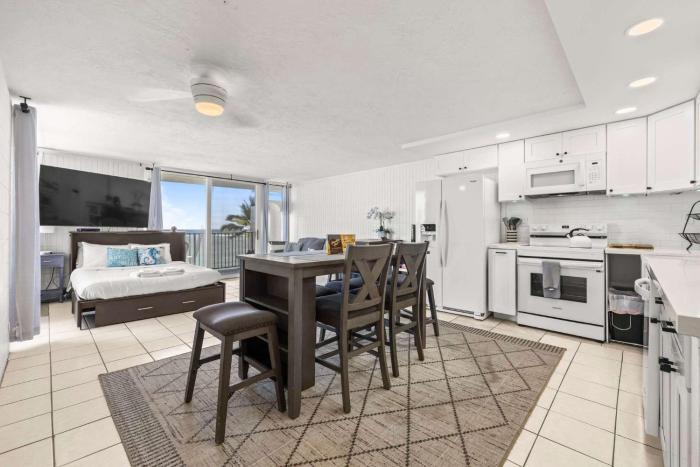 Amazing Beachfront Condo with AC