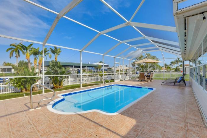 Canal-Front Haven: Pool, Dock & Lanai in Palmetto