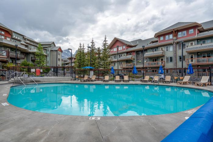 Spacious 3 Br with Heated Outdoor Pool and 3 Hot Tubs