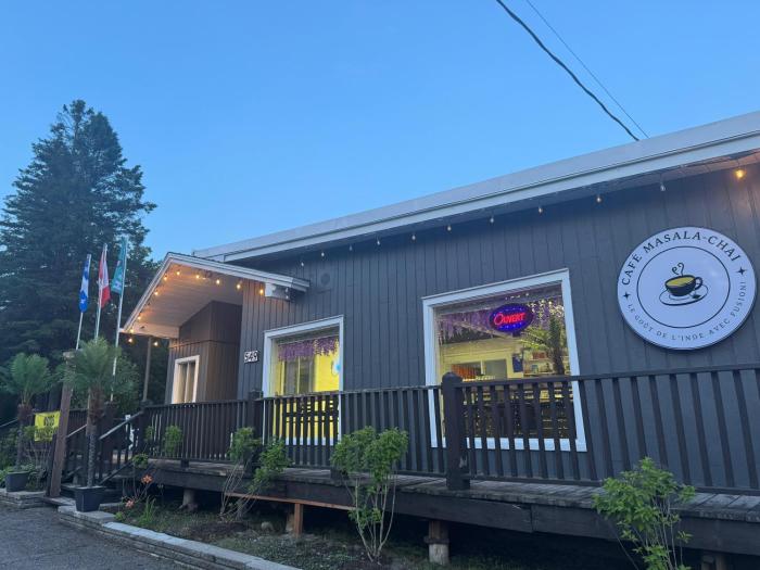 Charming Country Retreat with Scenic Views for 1 - 12 guests