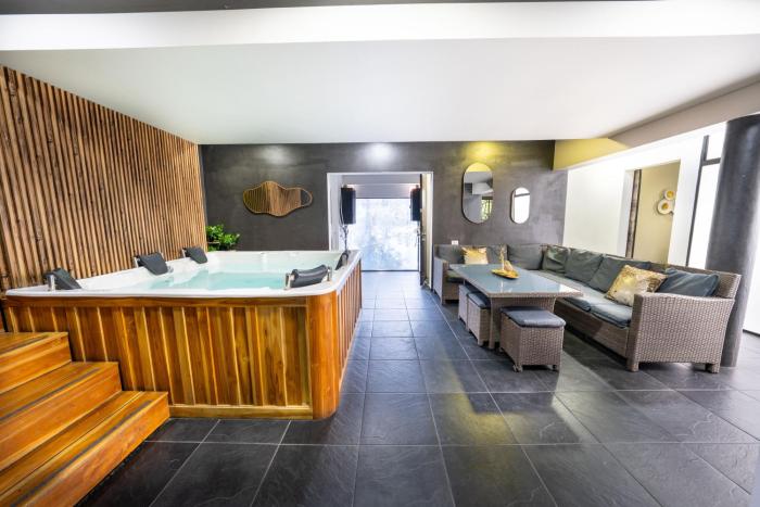 6 bedroom and Jacuzzi 1 block from LLeras P6