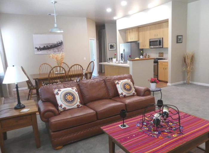 Stay In The Heart of Downtown One Block From The City Park