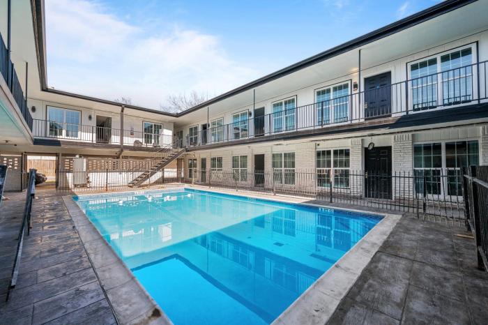 Bright and Airy 2BR with King Bed Free Parking and Pool