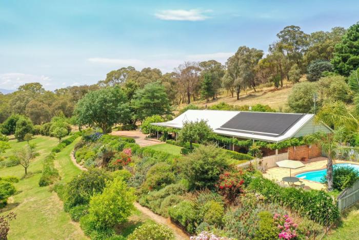 Monkey Gully Retreat - Pool - Mansfield - Sleeps 9