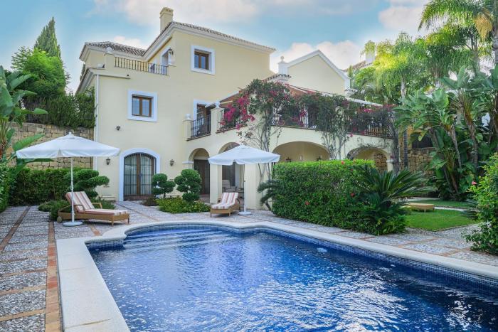 Luxury stay at Villa Maria in El Paraiso Spain