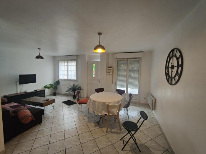 T3 spacieux proche gare Montargis Wifi linges fournis