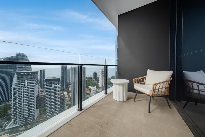 Starview Suite - Private Oceanview 2 Bedroom Apartment on the Star Residence Broadbeach, Free Carpark Included with your stay!