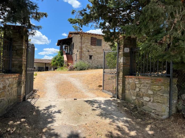 Casale in collina immerso nel verde con Piscina e ampio giardino