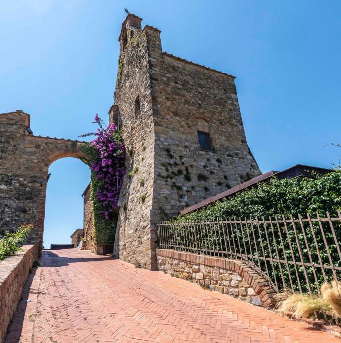 Villa esclusiva nella torre del castello di Tignano tra lusso, storia e natura nel cuore del Chianti