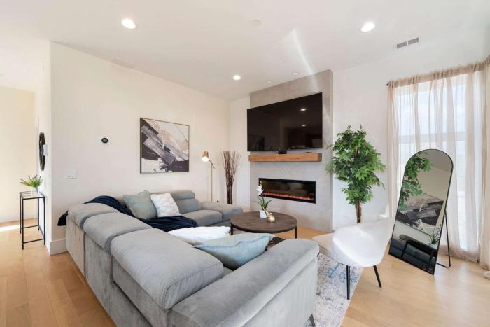 New 3Bed 3Bath Condo with Parking by United Center