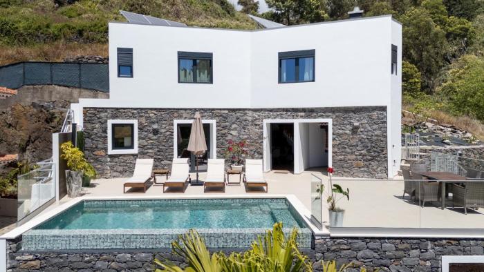Madeira Protea Retreat- Villa with Heated Private Pool, Gym and Office