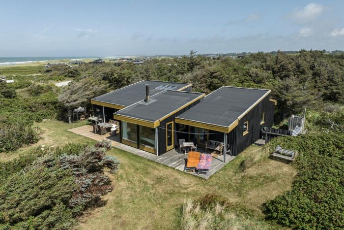 Large bright summerhouse with sea view and close to the ocean