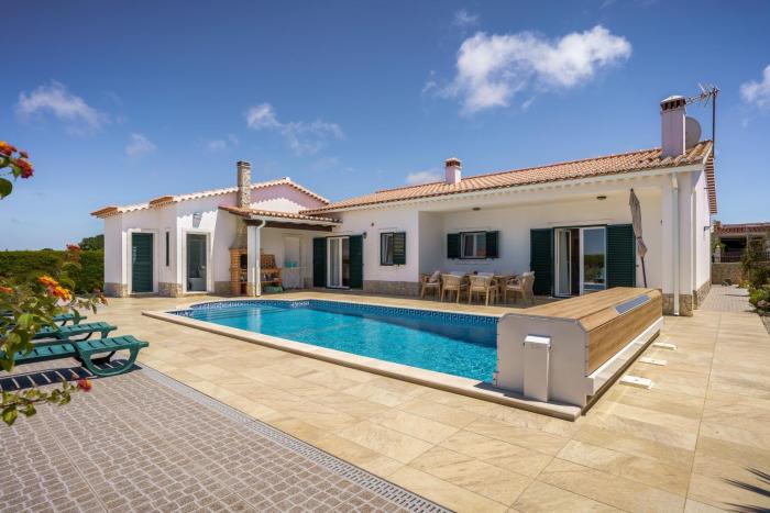 Sunny Ocean Villa with pool near Monte Clérigo beach