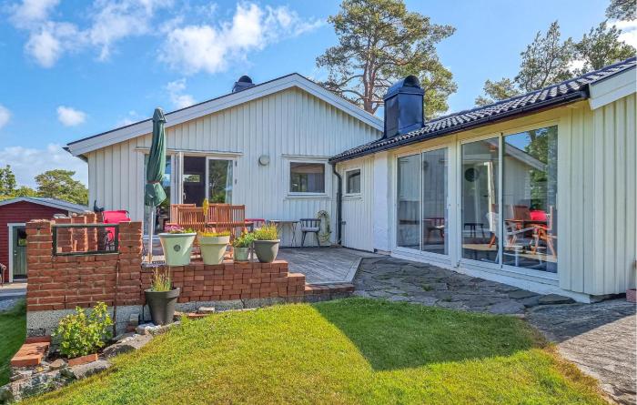 Amazing Home In Höviksnäs With Wifi