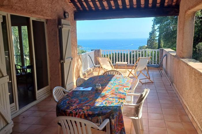 Family villa in wooded estate near the sea