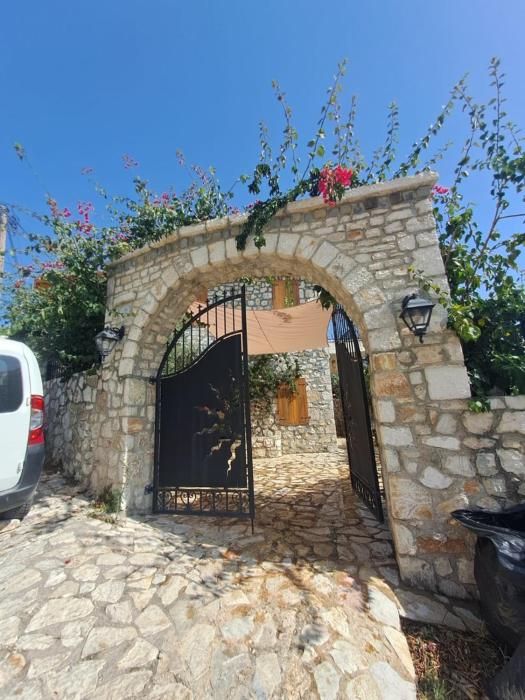 Roots Dhermi - Private House