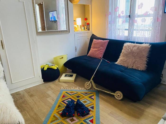 Cosy Eiffel Tower Design Studio