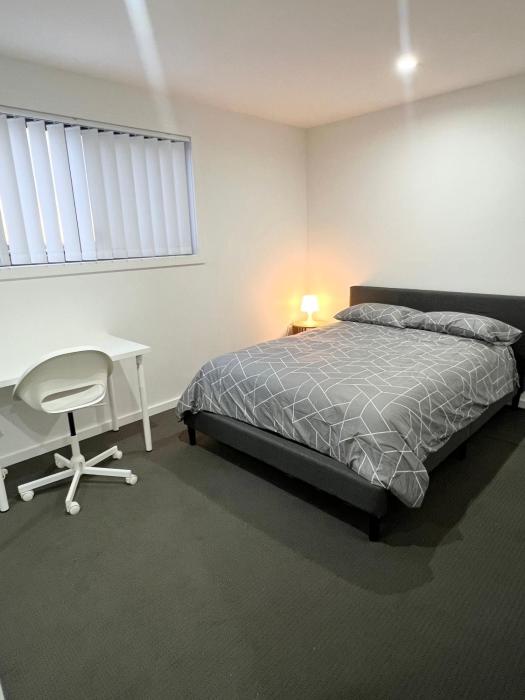 Queen Room in Peaceful and Modern House - OR8