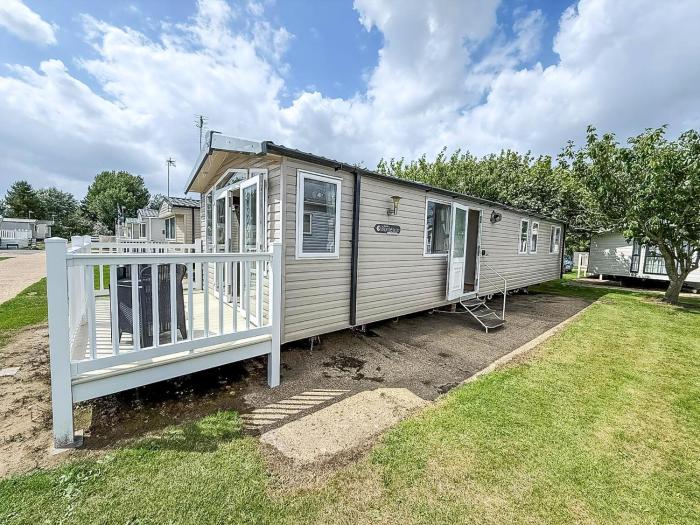 Lovely Caravan With Decking At Broadland Sands, Suffolk Ref 20302Bs