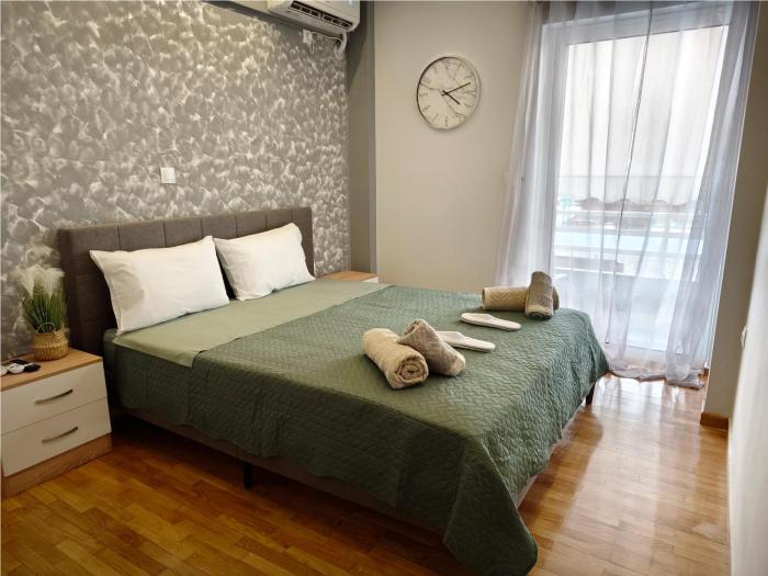 Byrons Corner Chic Athenian Hideaway