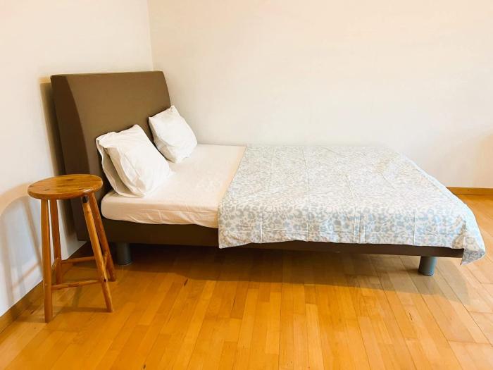 Charming City Center Flat with Balcony Steps from Zurich Historic Schloss