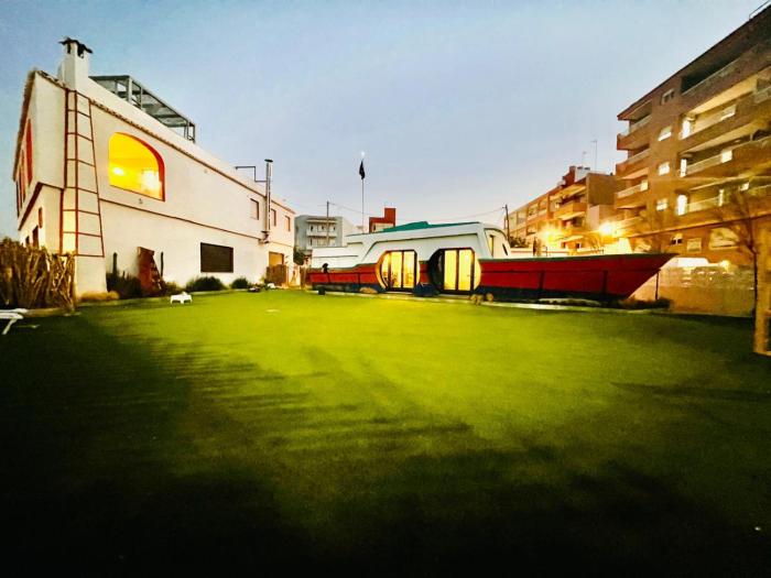 Barco - casa con jardín privado frente al mar