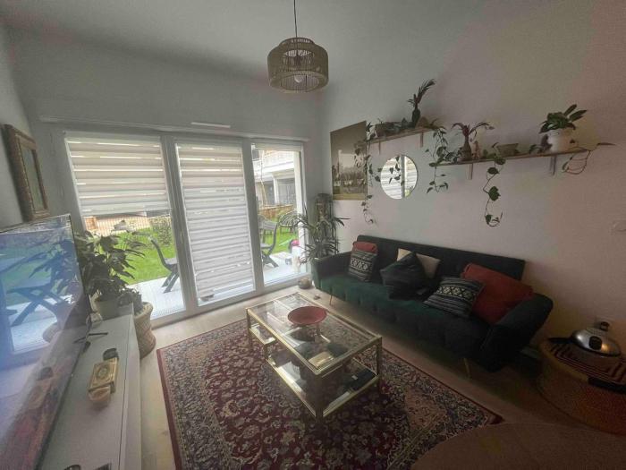 30 min from Le Louvre M5, Large garden Apartment