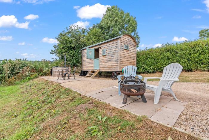 Luxury Shepherd Hut - Wood-Fired Hot Tub & Views