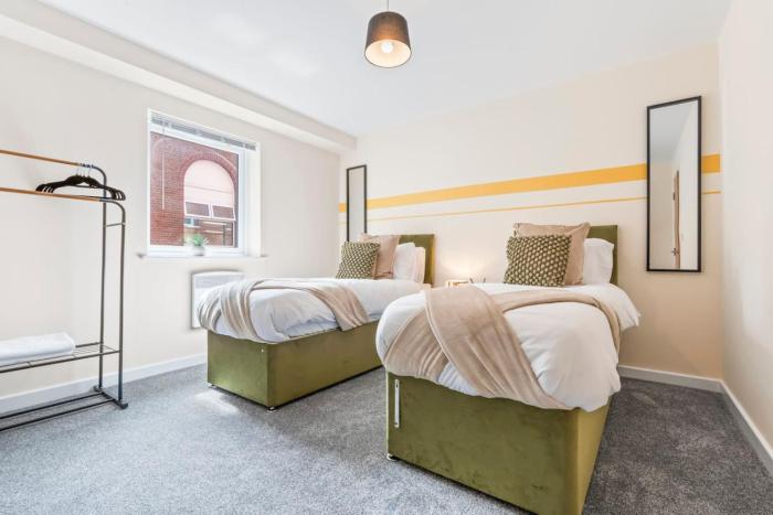 Spacious 3-Bed Flat, Sleeps 7, Ideal for Families, Central Location, High-Speed Internet