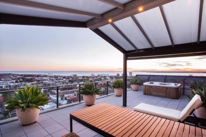 St Kilda Penthouse, Views, Spa by Custom Bnb Hosting