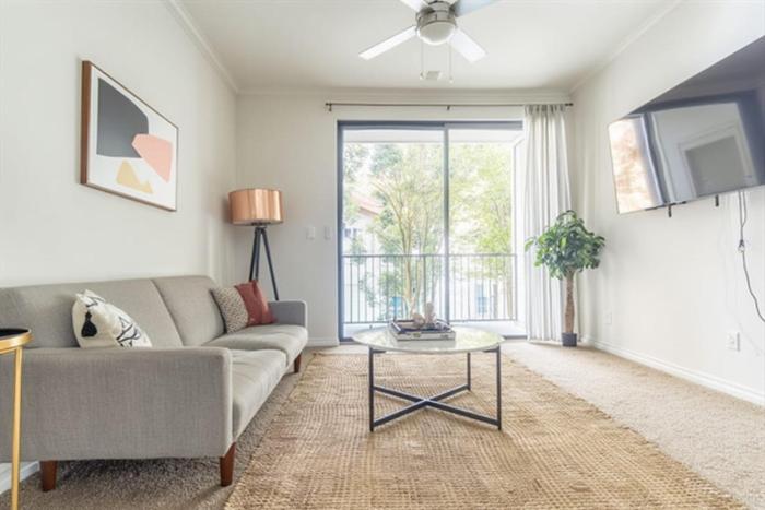 Boulevard Stays 1BR King Suite Pool Gym & Parking 03