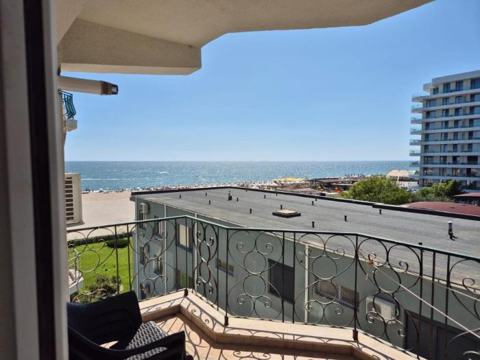 Mamaia nord, apartament 3 camere pe plaja- vedere la mare prima linie Pheonicia resort