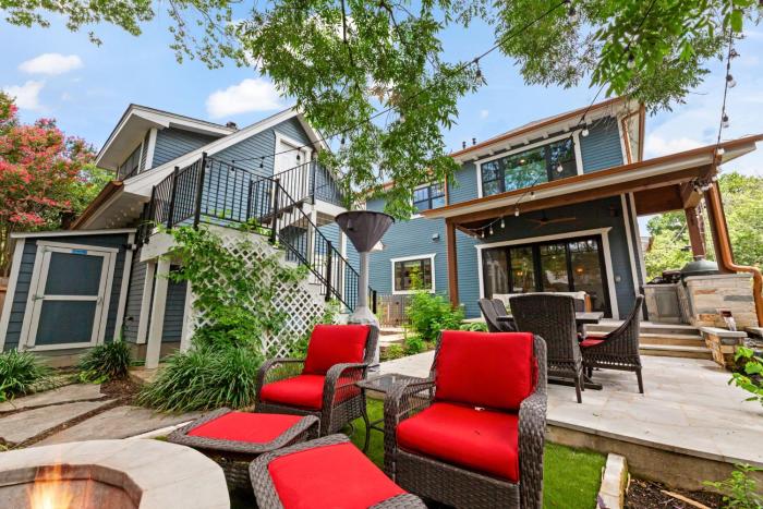 Gorgeous 4BD Plus Studio for 12 with Fire Pit & Near Downtown