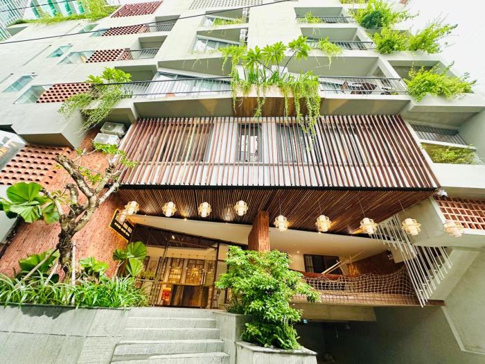 404MSNK Luxe Studio with Balcony & Kitchen
