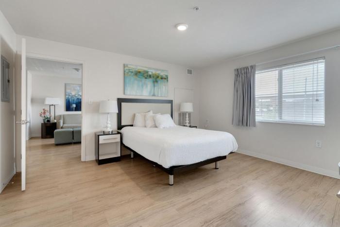 Simplicity At the Rim 1210 I Spacious 1 Bed 1 Bth