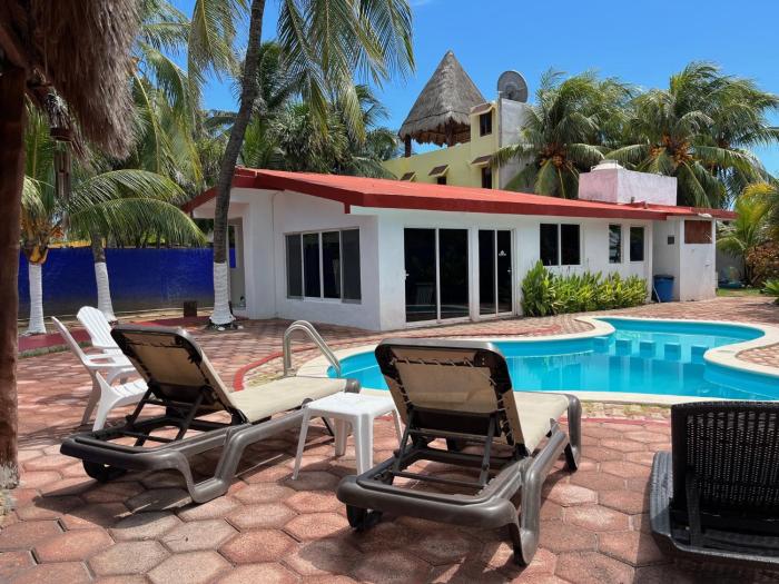 Family home with private pool, Casa Palapa