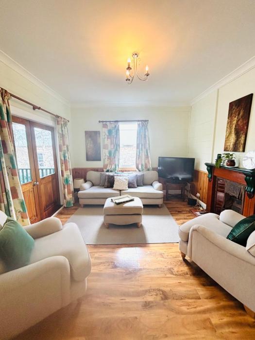 3-Bedroom Blue Mountains Hideaway in Central Katoomba