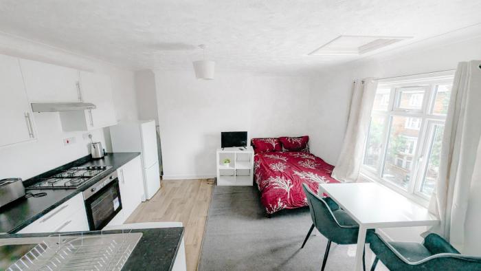 Studio flat - ideal for Heathrow & Slough Business