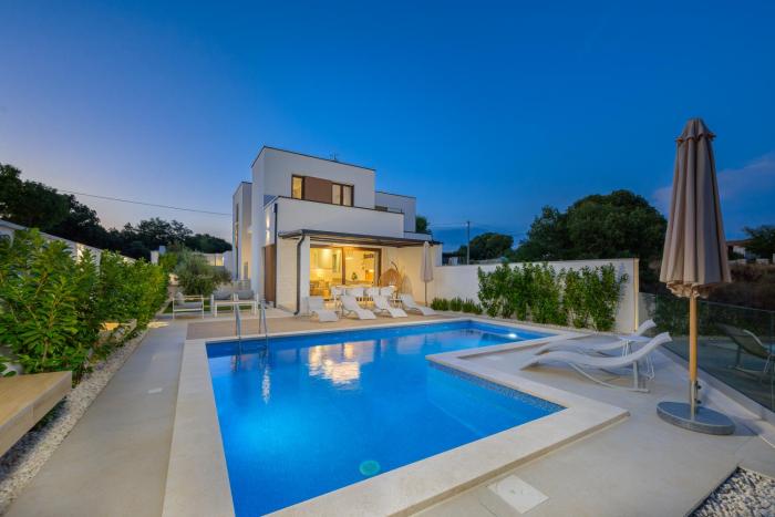 Villa Lo La by Istrialux