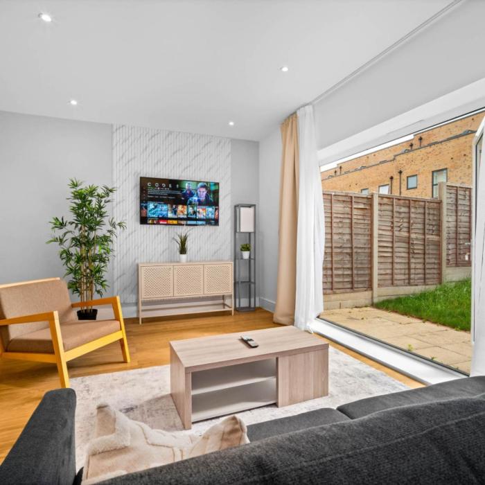 Modern 4 Bedroom Townhouse - City Centre - Garden - Parking - Netflix 17SL