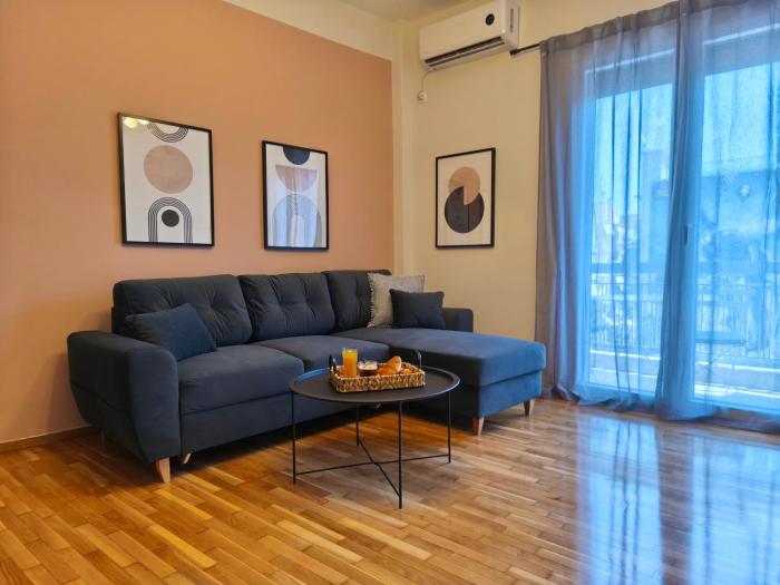 Cosy apartment next to Larissa station 100Mbps & Balcony